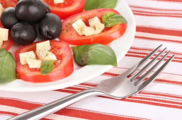 Käse-Mozzarella mit Gemüse im Teller auf dem Tisch — Stockfoto