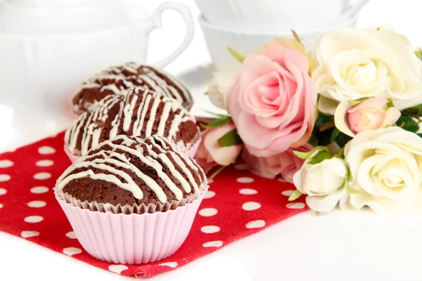 Doces cupcakes de chocolate de perto — Fotografia de Stock