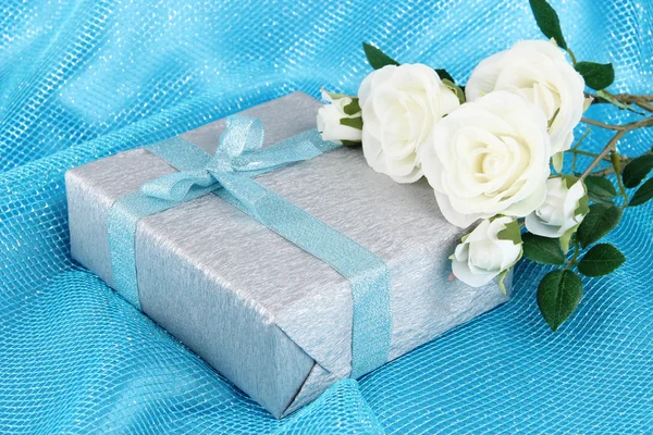 Parcelle romantique sur fond de tissu bleu — Photo