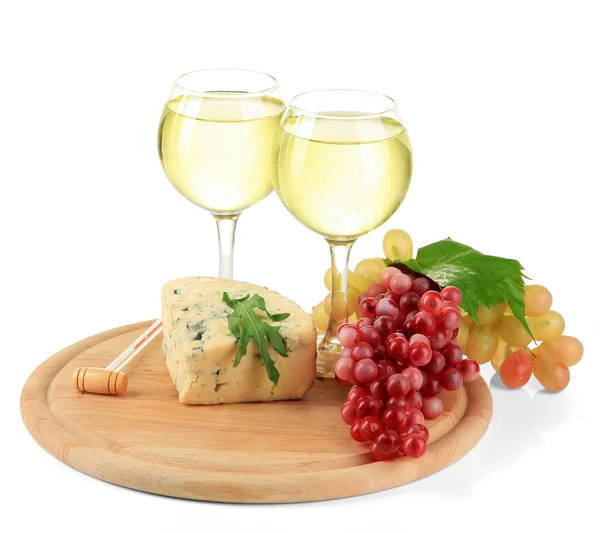 Glasses of wine, tasty blue cheese and grape on cutting board, isolated on white — Stock Photo, Image