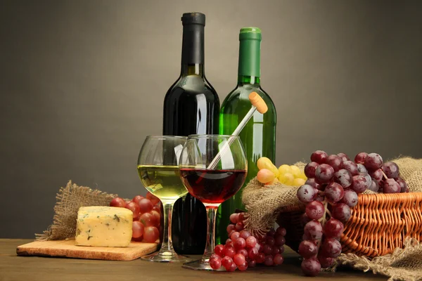 Şarap, mavi peynir ve gri arka plan üzerinde ahşap masa üstünde üzüm ile kompozisyon — Stok fotoğraf