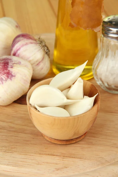 Fresh garlic on wooden table, on bright background — Stock Photo, Image
