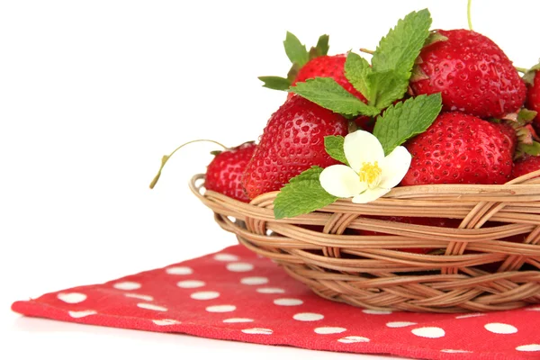 Kypsiä makeita mansikoita korissa, eristetty valkoisella — kuvapankkivalokuva