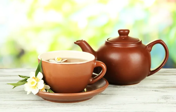 Tazza di tè con gelsomino, su sfondo brillante — Foto Stock