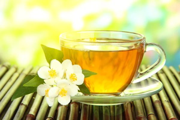 喝杯茶用茉莉花，在竹凉席上特写 — 图库照片