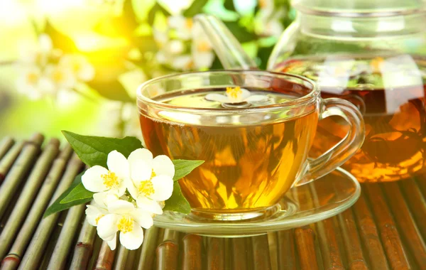 Tasse Tee mit Jasmin, auf Bambusmatte, Nahaufnahme — Stockfoto