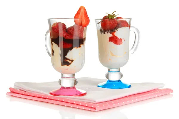 Deliciosas sobremesas de morango em vaso de vidro isolado em branco — Fotografia de Stock