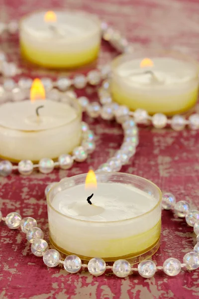 Zapálené svíčky s korálky zblízka — Stock fotografie