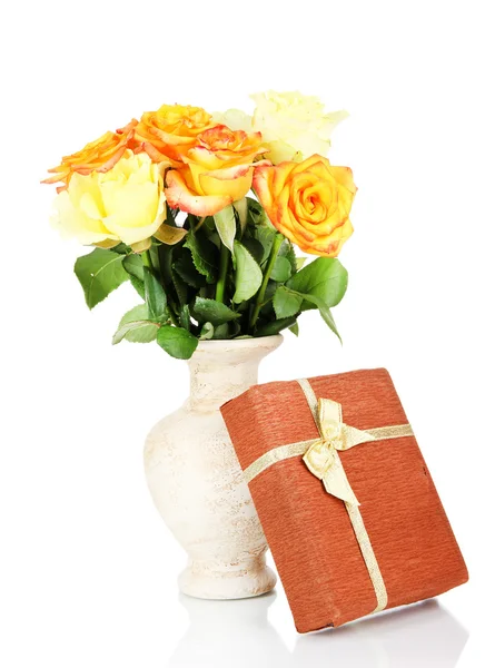 Beautiful bouquet of roses in vase with gift isolated on white — Stock Photo, Image