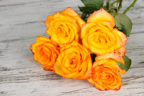 Beautiful bouquet of roses on table close-up — Stock Photo, Image