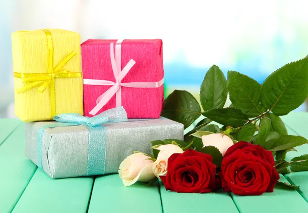 Güzel güller ve parlak zemin üzerine hediyeleri — Stok fotoğraf