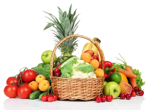 Assortiment van verse groenten en fruit, geïsoleerd op wit — Stockfoto