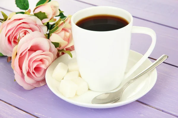 Šálek kávy, na barevné dřevěné pozadí — Stock fotografie