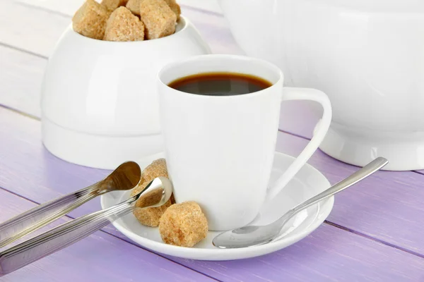 Tasse Kaffee, Teekanne und Zuckerdose auf farbigem Holzhintergrund — Stockfoto