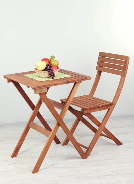 Houten tafel met fruit op de kamer — Stockfoto