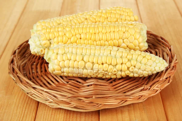 Verse maïs op rieten mat, op houten achtergrond — Stockfoto