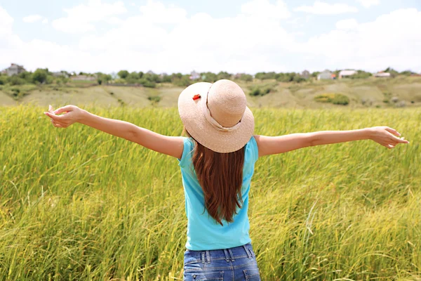 Portrait de belle jeune femme, en plein air — Photo