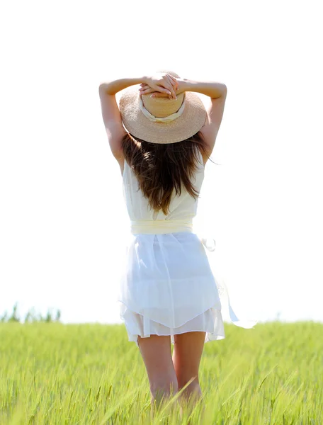 Retrato de una hermosa joven en el campo — Foto de Stock