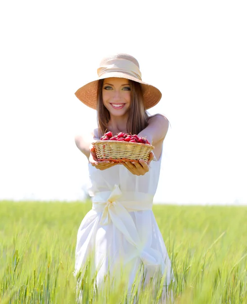 Portret van mooie jonge vrouw met bessen in het veld — Stockfoto