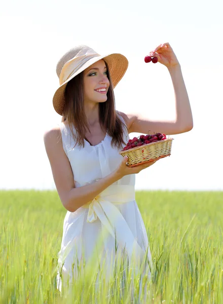 Porträt einer schönen jungen Frau mit Beeren auf dem Feld — Stockfoto