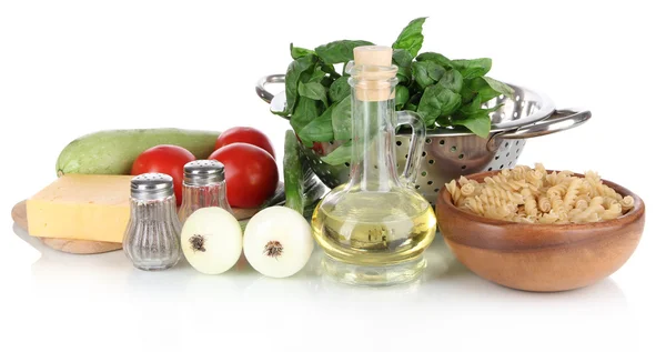 Zutaten zum Kochen von Pasta isoliert auf weiß — Stockfoto