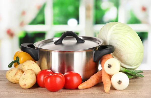 Ингредиенты для приготовления супа на столе на кухне — стоковое фото