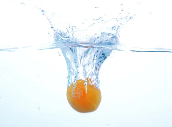 Fruta suculenta debaixo de água, isolada em branco — Fotografia de Stock