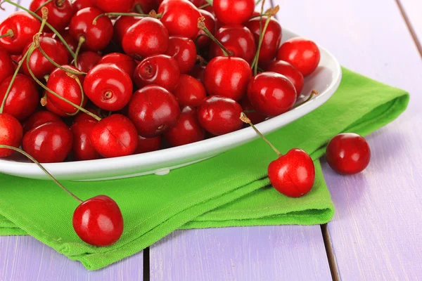 Kirschbeeren in Schale auf Holztisch aus nächster Nähe — Stockfoto