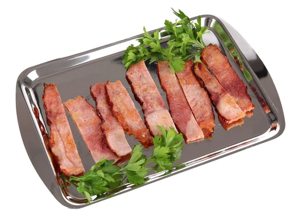 Bacon frit sur plateau métallique isolé sur blanc — Photo