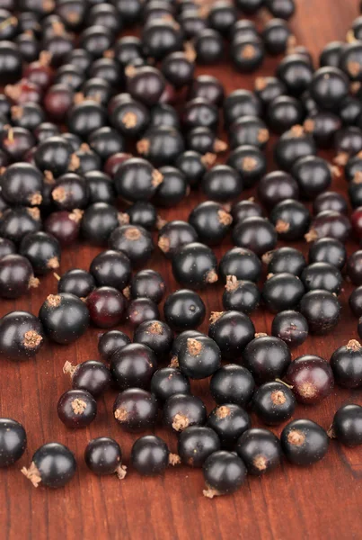 Ahşap zemin üzerinde taze Siyah frenk üzümü — Stok fotoğraf