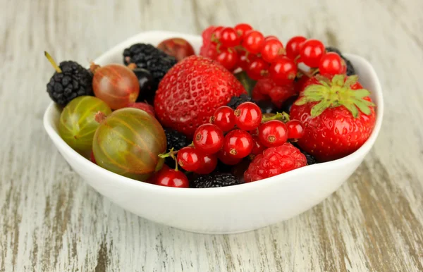 Ripe berries in bowl on table close-up — Stock Photo, Image