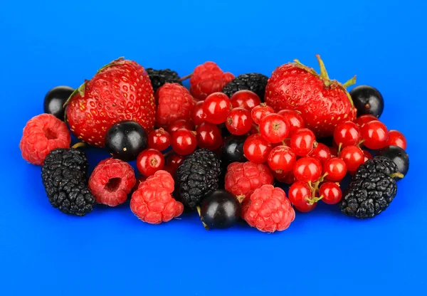 Reife Beeren auf blauem Hintergrund — Stockfoto