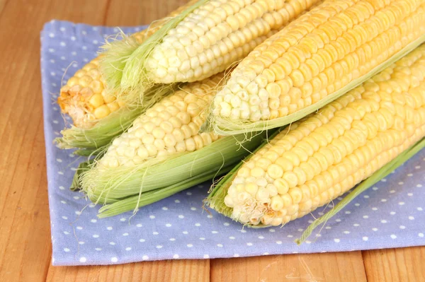 Zelenina čerstvá kukuřice na dřevěný stůl — Stock fotografie