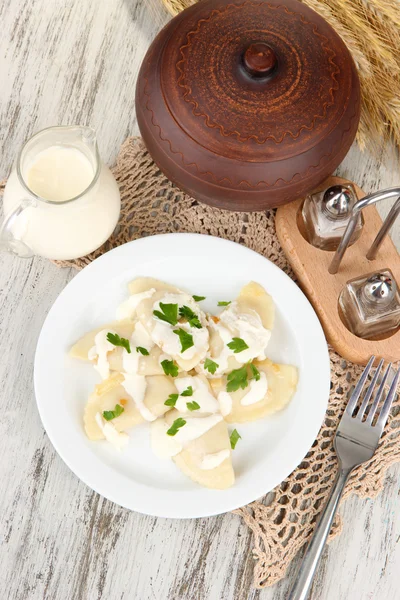 Sabrosas albóndigas con cebolla frita sobre plato blanco, sobre fondo de madera — Foto de Stock