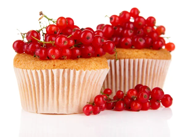 Smakelijke muffins met bessen geïsoleerd op wit — Stockfoto