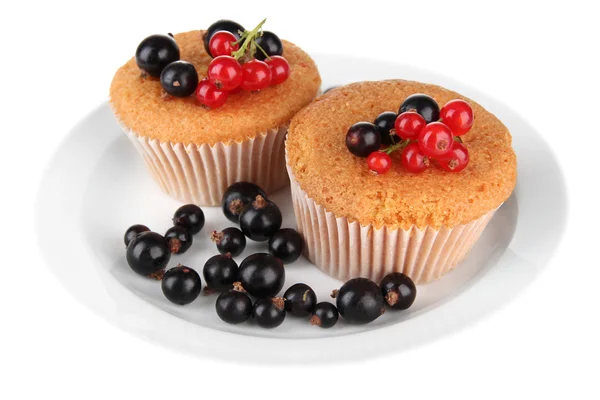 Muffin saporiti con bacche isolate su bianco — Foto Stock