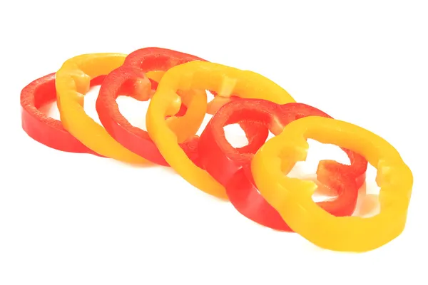 Φέτες φρέσκο πιπέρι που απομονώνονται σε λευκό — Φωτογραφία Αρχείου