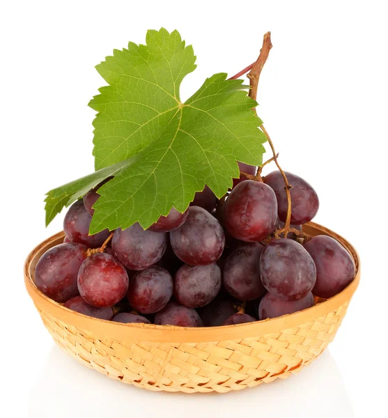 Uvas maduras deliciosas em cesta de vime isoladas em branco — Fotografia de Stock