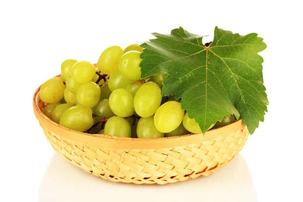 Délicieux raisins mûrs dans un panier en osier isolé sur blanc — Photo