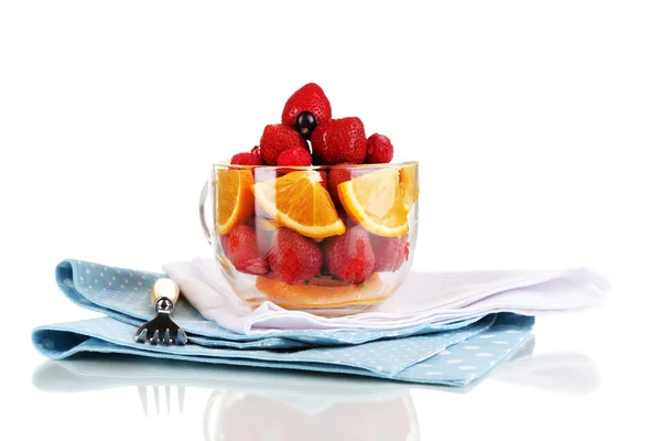 Salade de fruits utile dans une tasse en verre isolée sur blanc — Photo