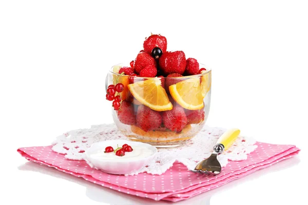 Salade de fruits utile dans une tasse en verre isolée sur blanc — Photo