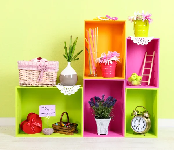 Estantes de diferentes colores brillantes con adición decorativa en el fondo de la pared —  Fotos de Stock