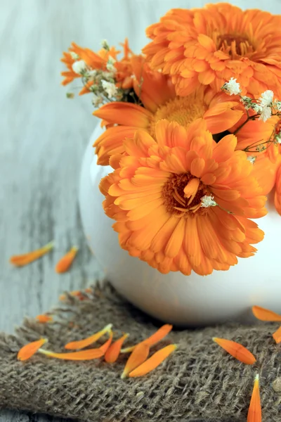 Fiori di Calendula in vaso su fondo di legno — Foto Stock