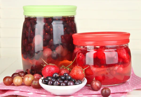 Marmellata di bacche fatta in casa su tavolo di legno — Foto Stock