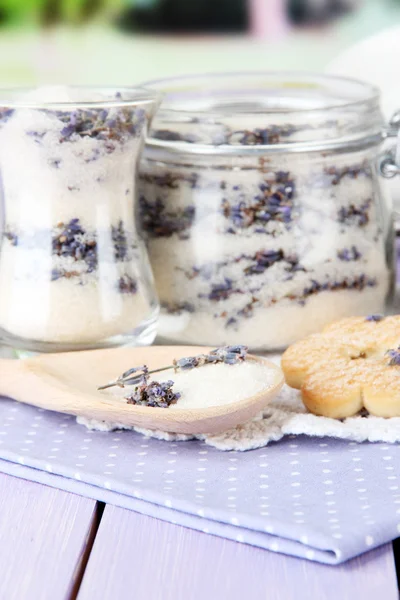 Vaso di zucchero di lavanda e fiori di lavanda fresca su sfondo luminoso — Foto Stock