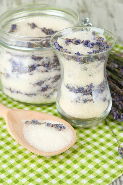 Tarro de azúcar de lavanda y flores de lavanda fresca sobre fondo de madera — Foto de Stock