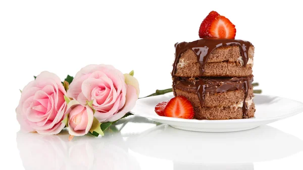 Tarta de chocolate con fresa aislada en blanco — Foto de Stock