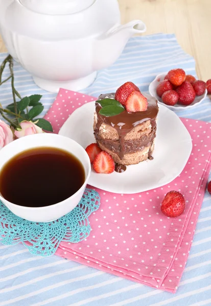 Bolo de chocolate com morango na mesa close-up — Fotografia de Stock