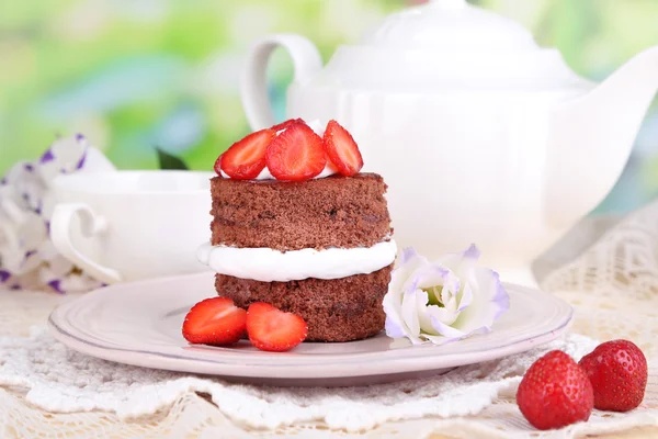 Chokladkaka med jordgubbe på träbord på naturliga bakgrund — Stockfoto