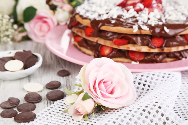 Pastel de chocolate en la mesa de madera de cerca —  Fotos de Stock